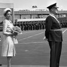 Kong Baudouin og Dronning Fabiola kom på statsbesøk til Norge i 1965. Her venter Kong Olav, Kronprins Harald og Prinsesse Astrid på at gjenstene skal komme på Fornebu (Foto: Hordnes / NTB / Scanpix)
